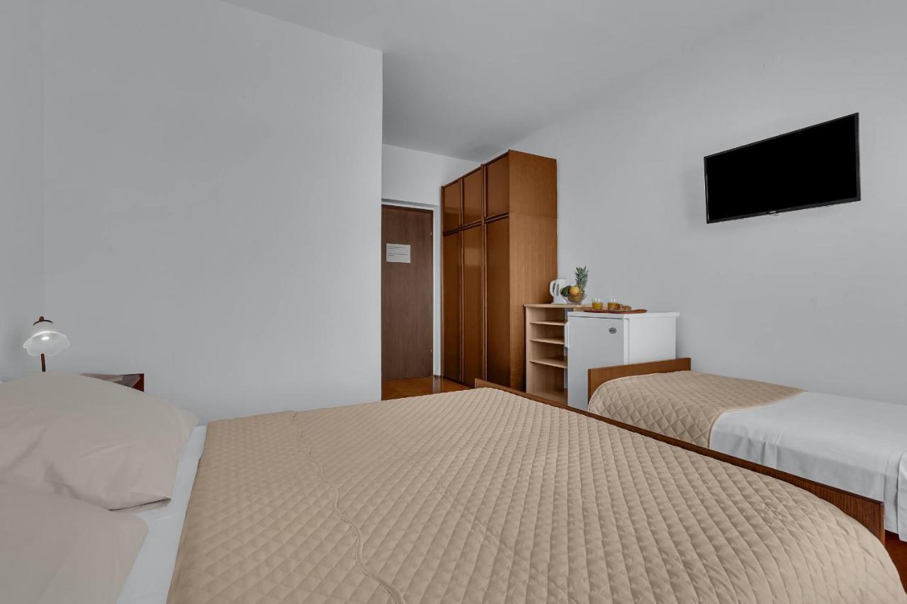 Beachfront Rooms Ana Tucepi Bagian luar foto