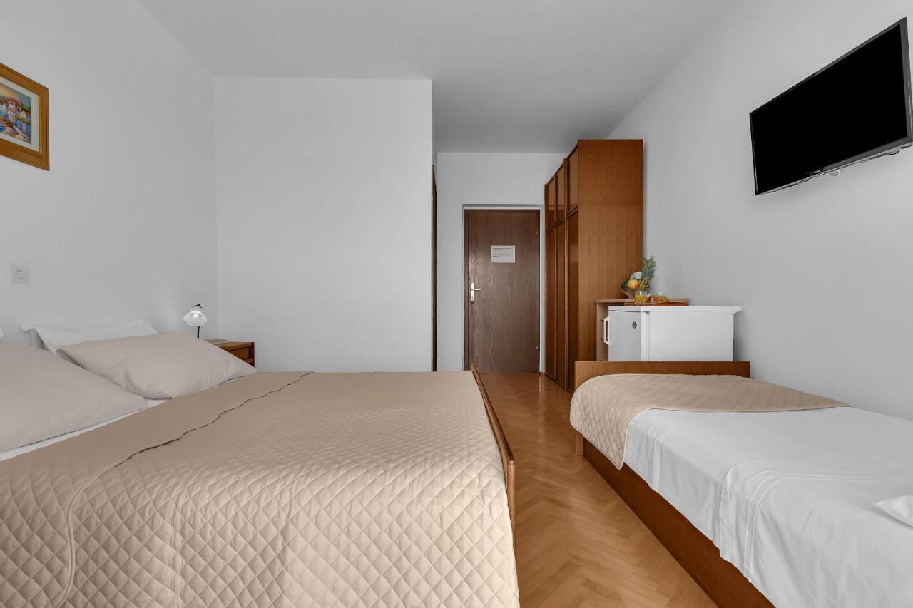 Beachfront Rooms Ana Tucepi Bagian luar foto