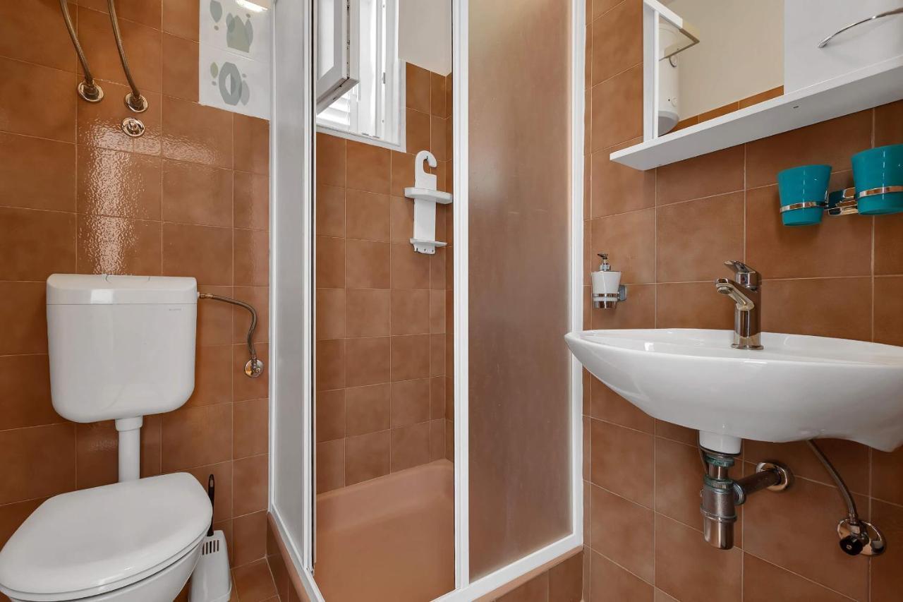 Beachfront Rooms Ana Tucepi Bagian luar foto