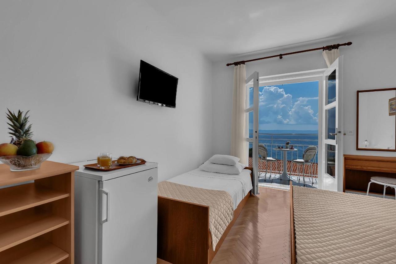 Beachfront Rooms Ana Tucepi Bagian luar foto